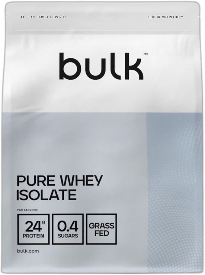 Gros plan sur le sachet de Bulk Pure Whey Isolate, affichant clairement 24g de protéines et 0.4g de sucres par portion, ainsi que la mention 'Grass Fed'.