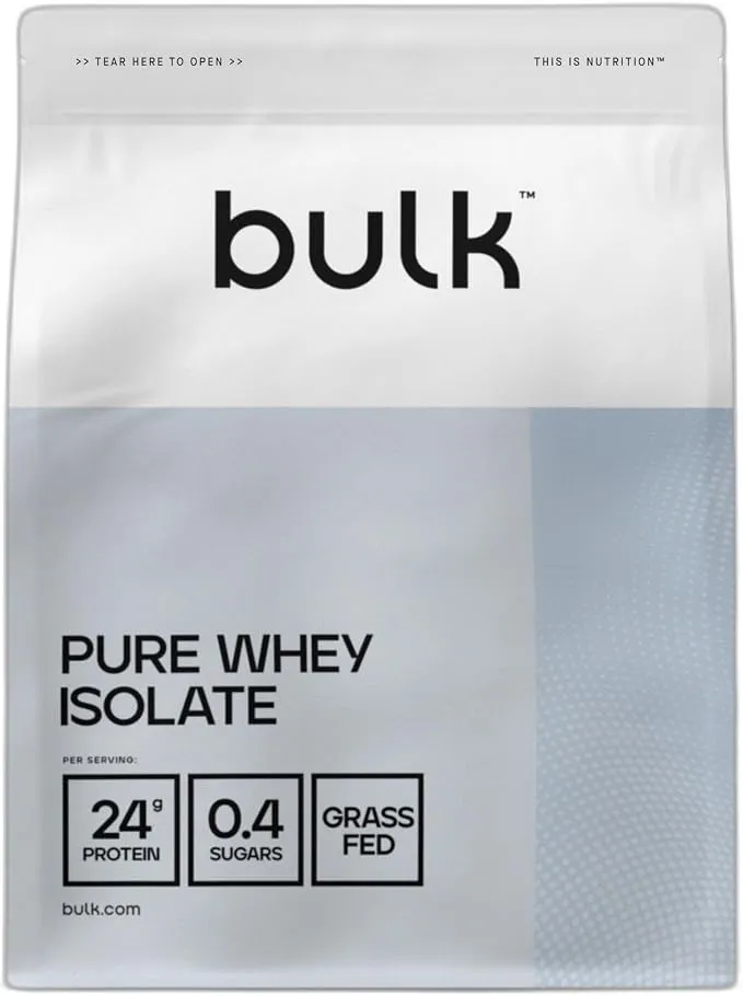 Gros plan sur le sachet de Bulk Pure Whey Isolate, affichant clairement 24g de protéines et 0.4g de sucres par portion, ainsi que la mention 'Grass Fed'.