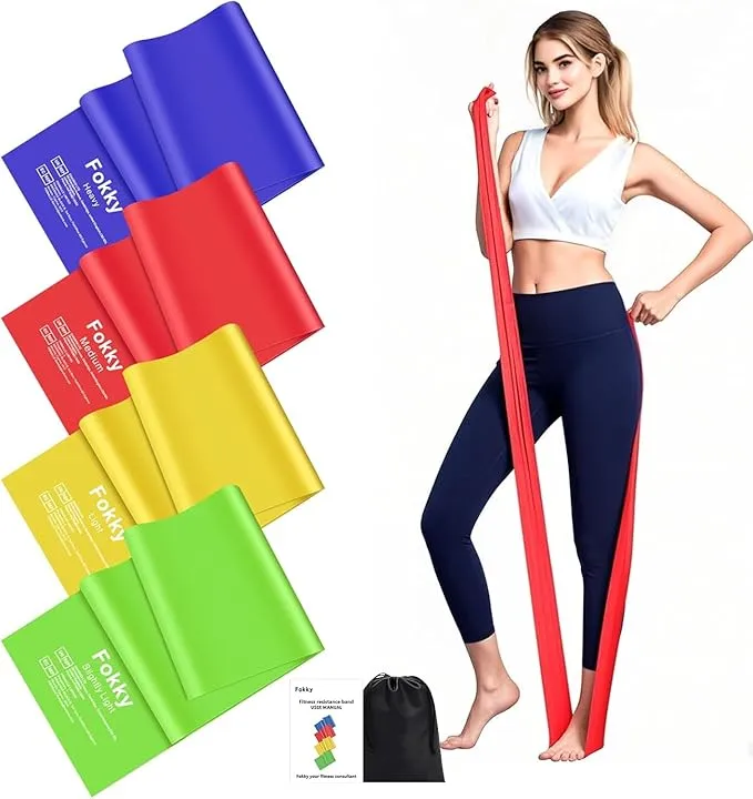 Une femme souriante utilise une bande de résistance rouge pour un exercice de bras, tandis qu'un ensemble de cinq bandes Fokky de différentes couleurs (vert, jaune, rouge, bleu, violet) est présenté à côté, avec un manuel et une pochette de rangement noire.