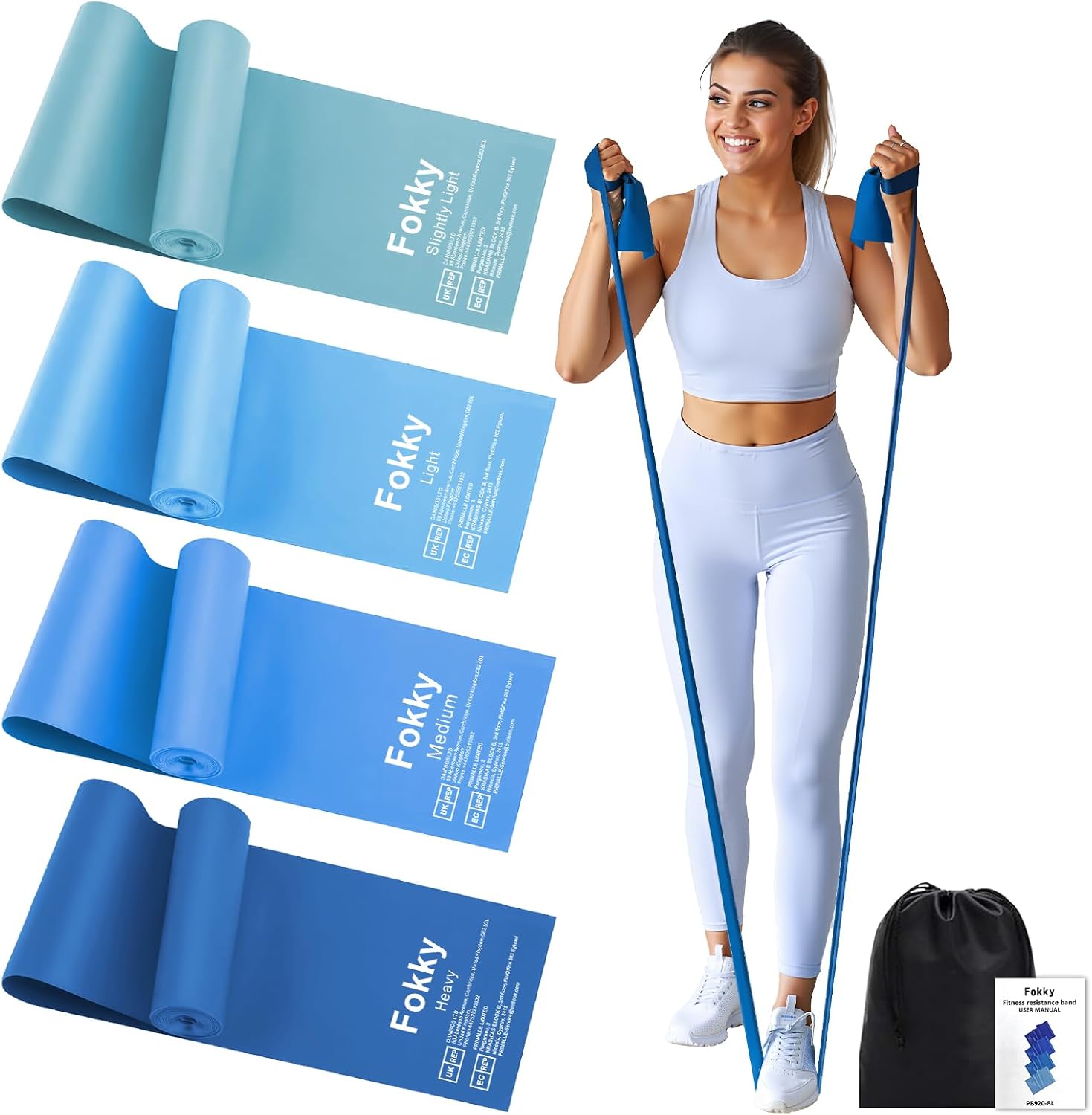 Une femme souriante en tenue de sport blanche utilise une bande de résistance bleue avec des poignées pour un exercice de tirage, à côté d'un ensemble de quatre bandes Fokky dégradées de bleu, un manuel et une pochette de rangement noire.